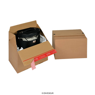 Boîtes en carton avec fermeture autocollante pour les envois